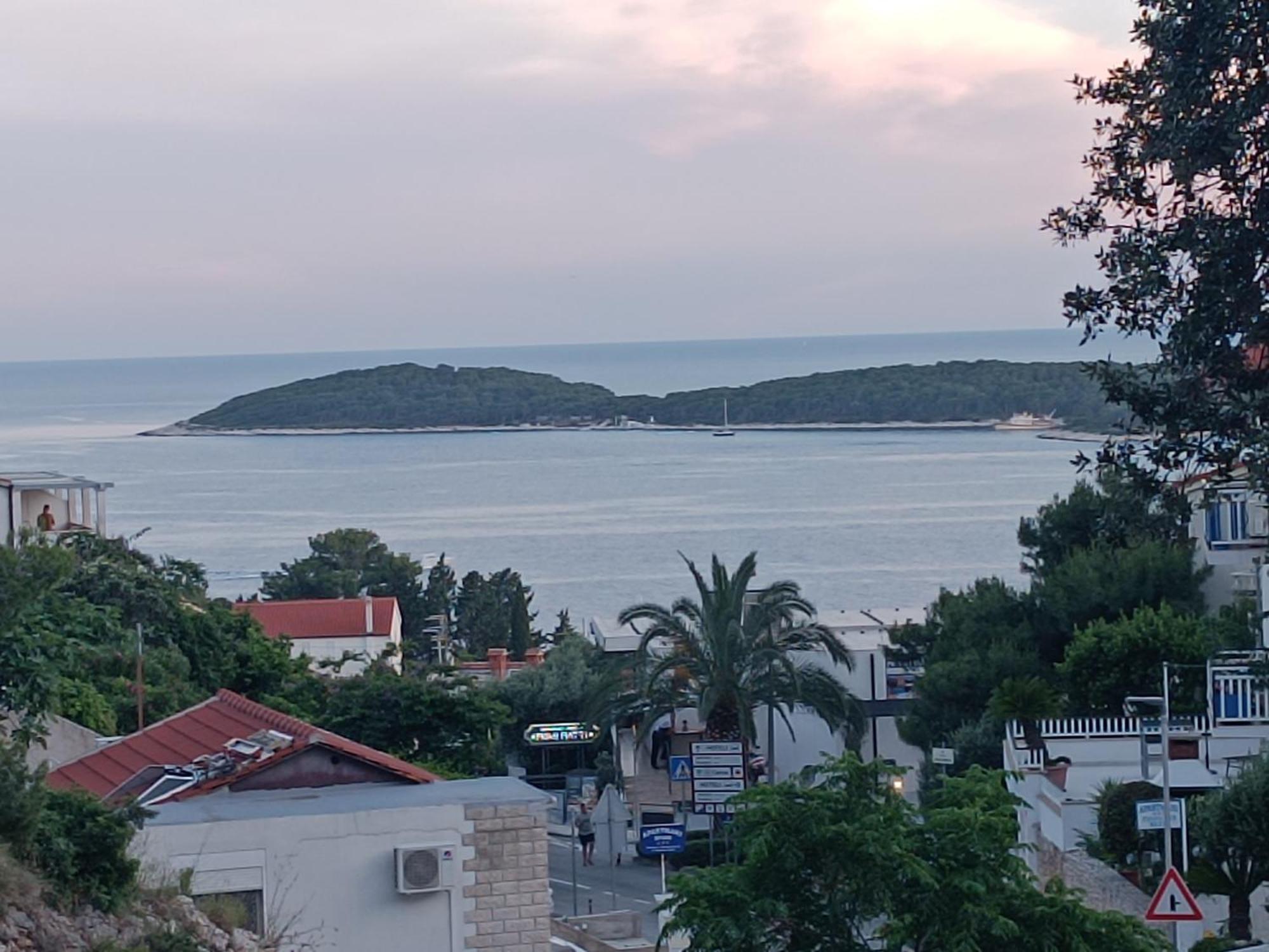 Apartments Lucic Hvar Town Luaran gambar